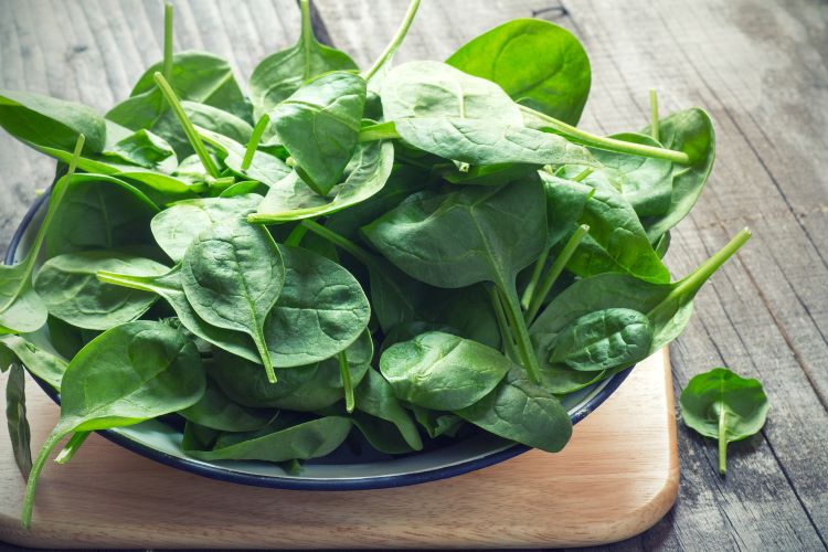 Eat spinach for healthy hair growth