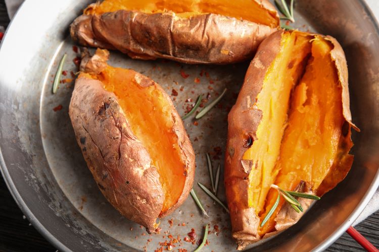 Eat sweet potatoes to fight against dry and dull hair