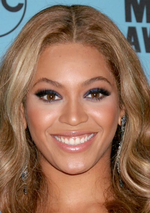 Beyonce wearing slightly arched eyebrows