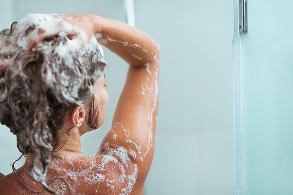 Woman using Minoxidil shampoo