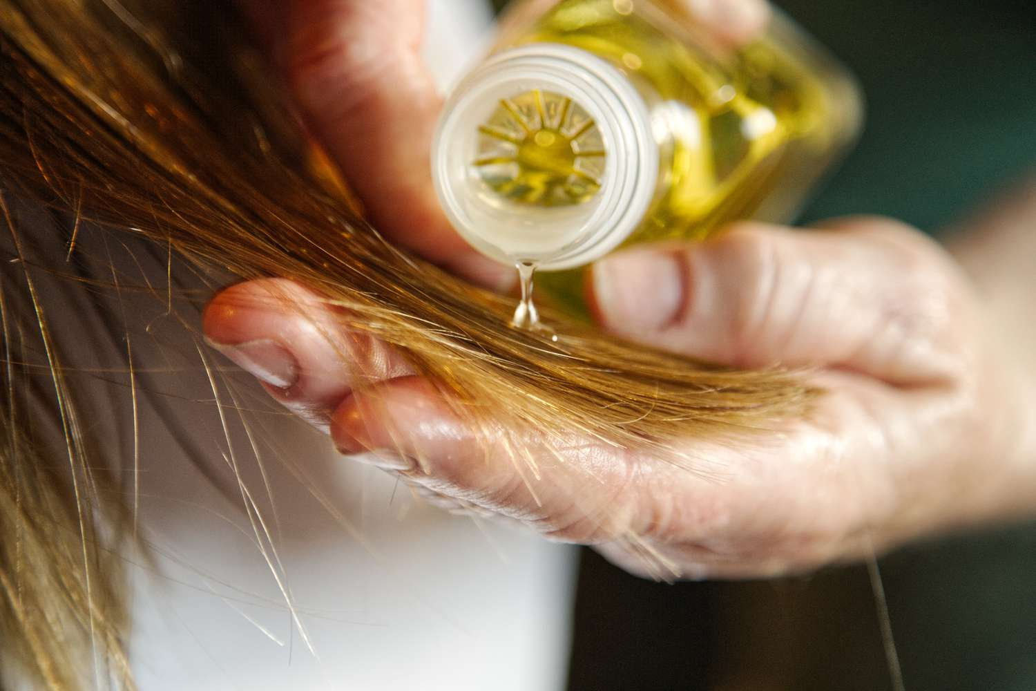 applying oil to hair ends