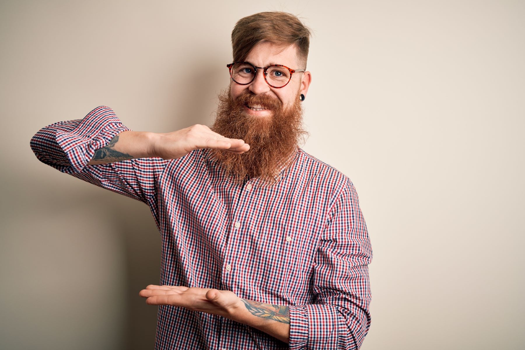Man showing his ideal beard length