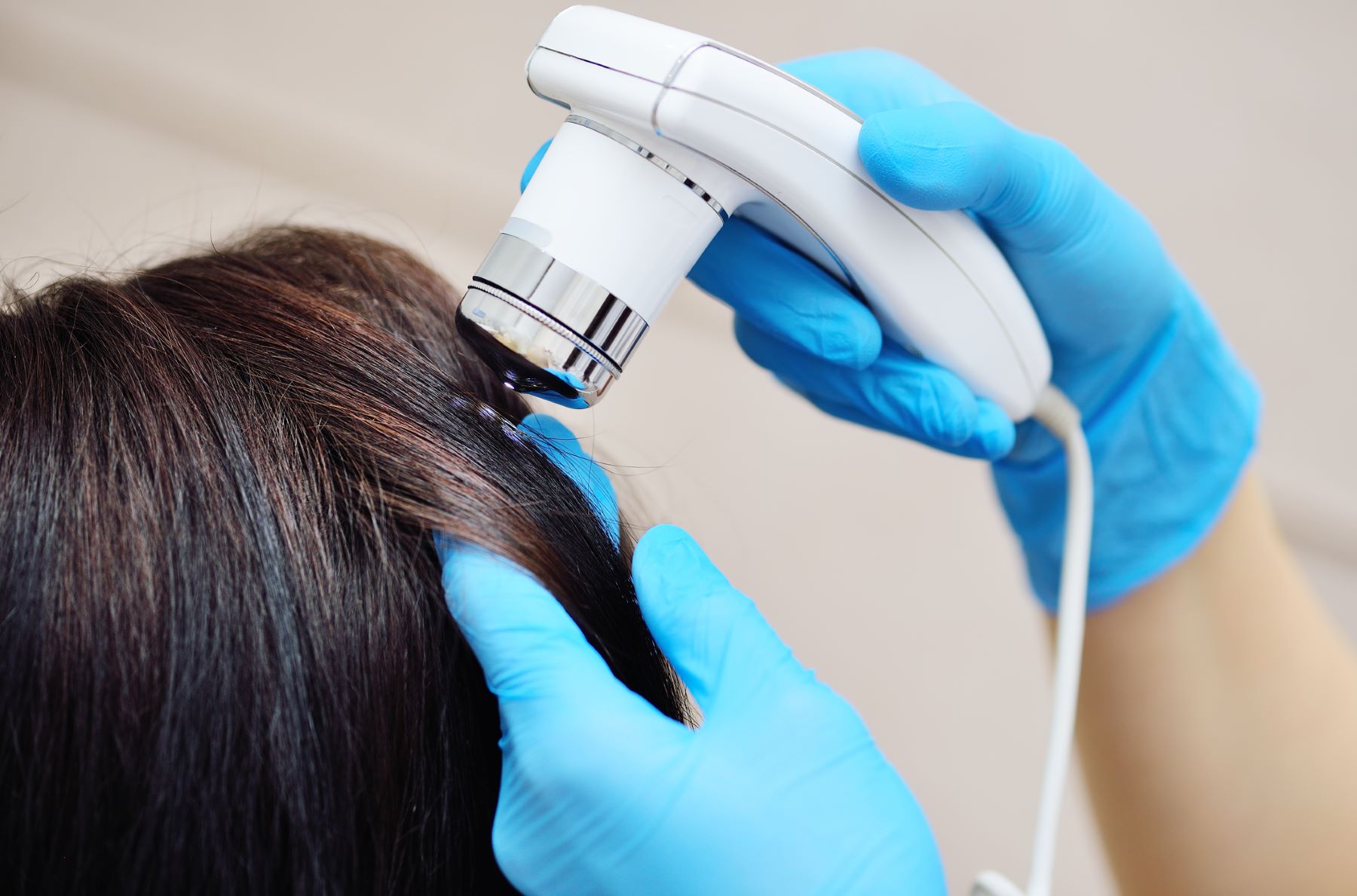 Patient getting thyroid hair loss diagnosis and treatment