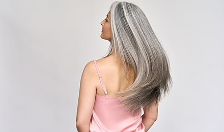 9 Expert Tips For Transitioning To Grey Hair With Highlights