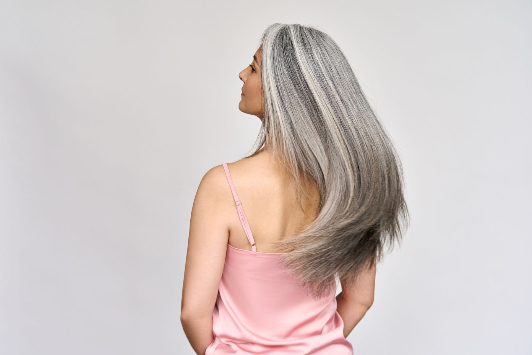 9 Expert Tips for Transitioning to Grey Hair With Highlights