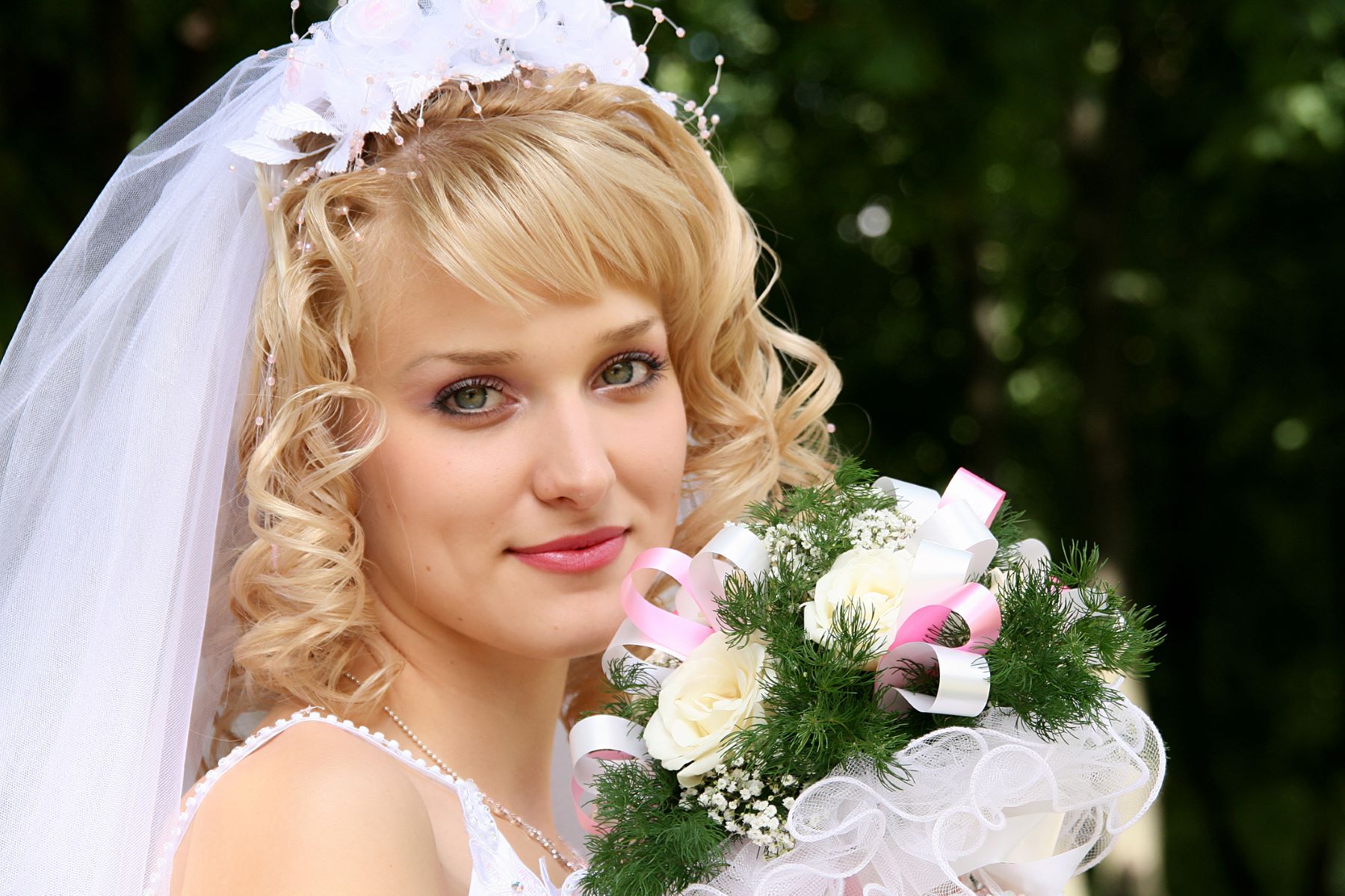 Bride with a curly short style with an airy fringe