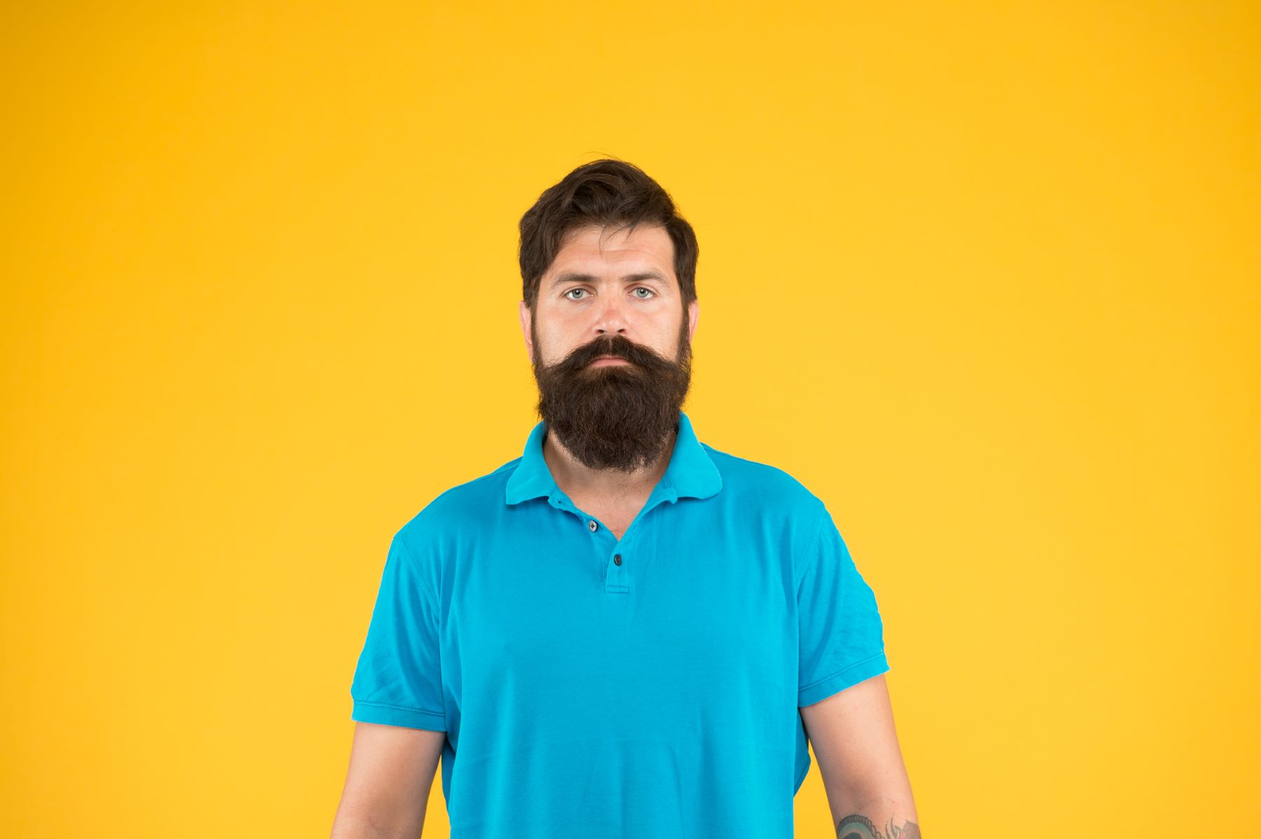Man wearing a classic full beard