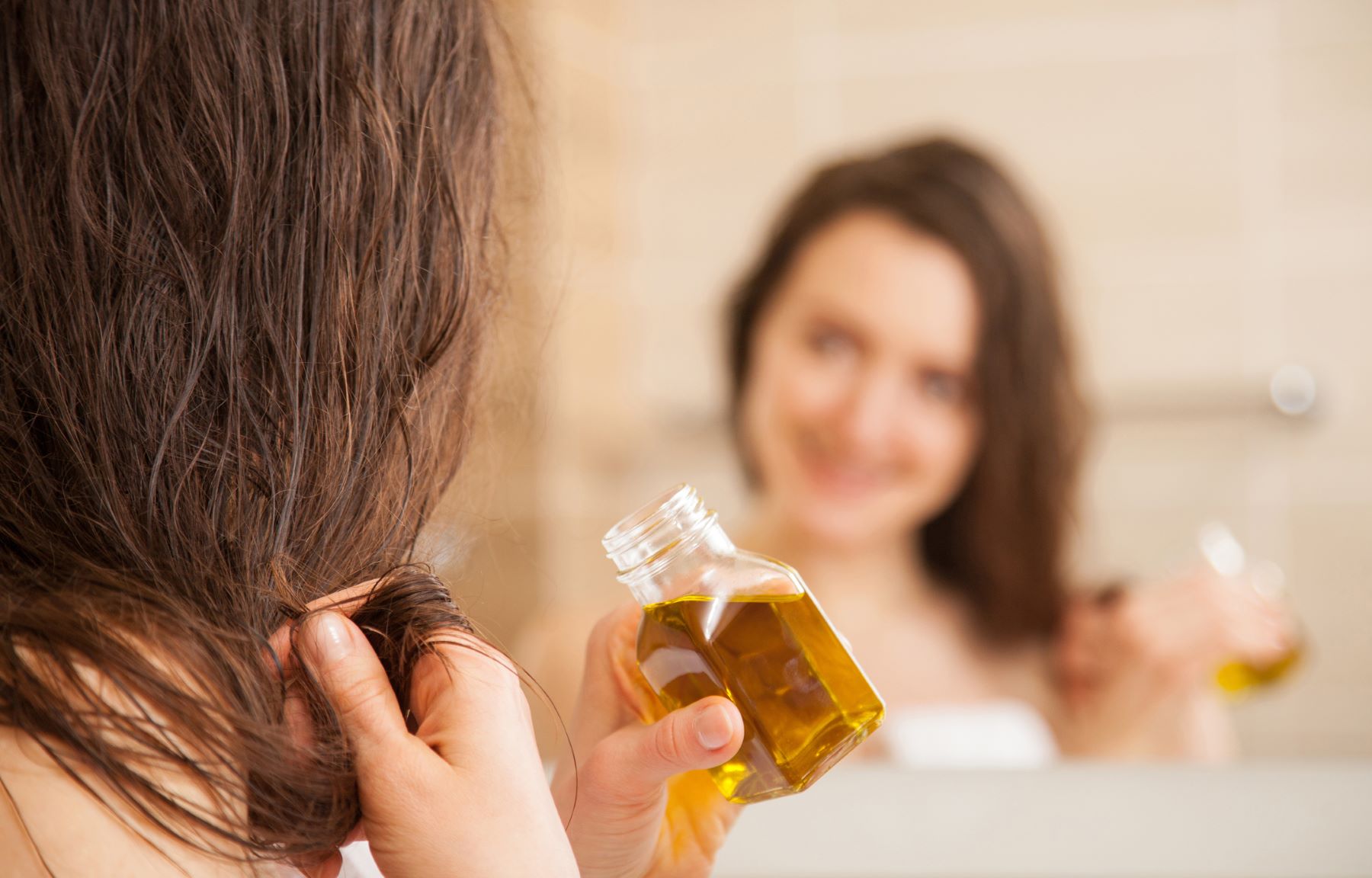 woman using natural hair loss remedy