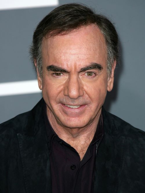 Neil Diamond’s classic side parting is a typical older men’s hairstyle for thinning hair