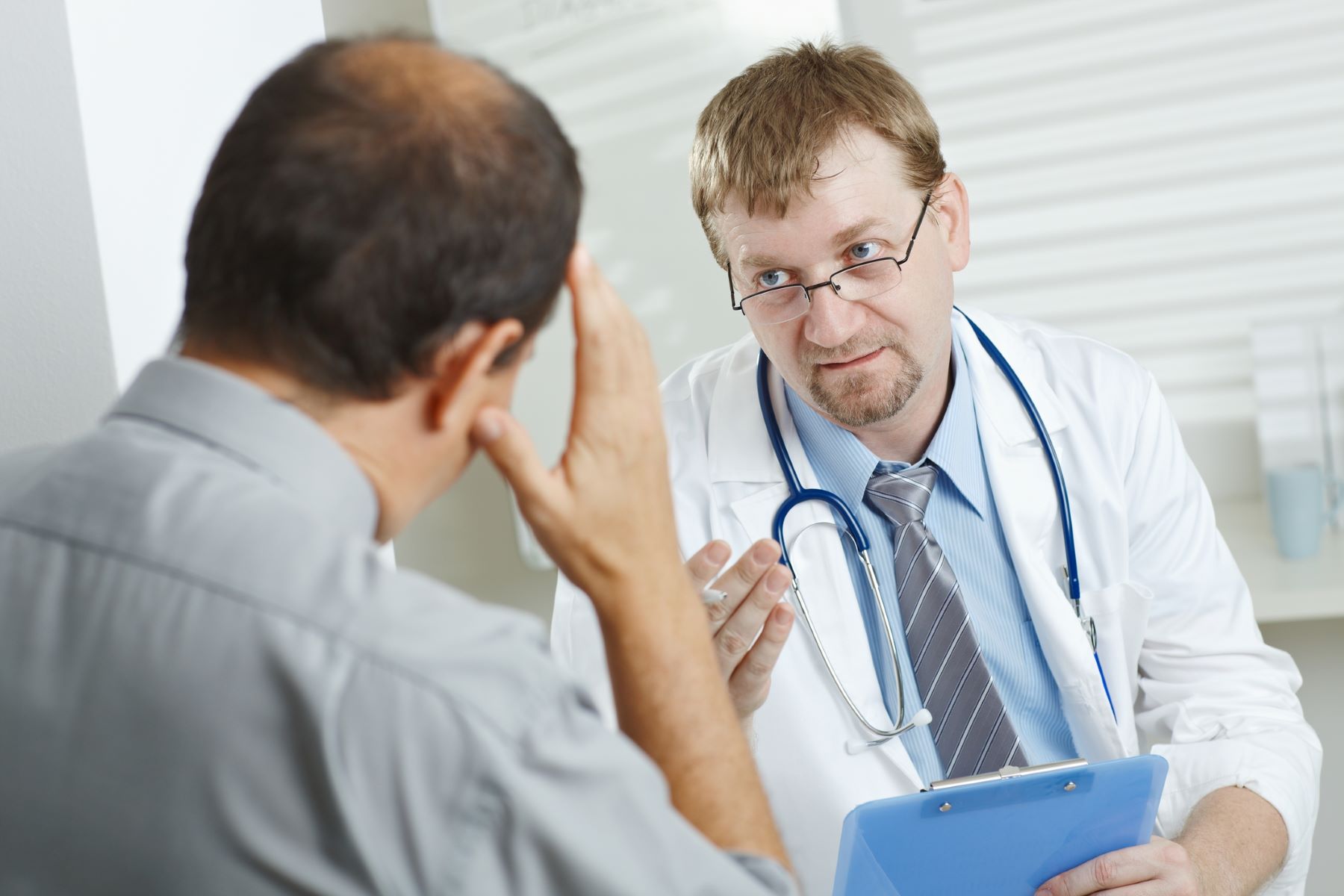 Man telling a doctor about Dutasteride side effects