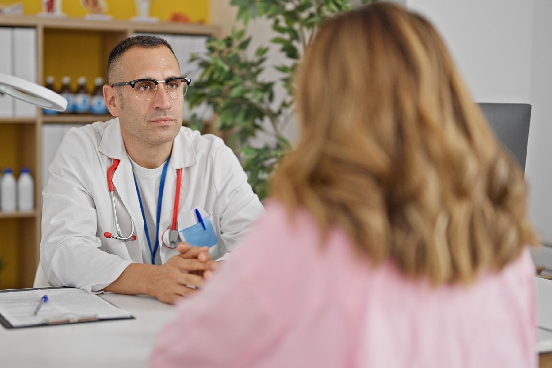 woman seeing a doctor about hair poliosis