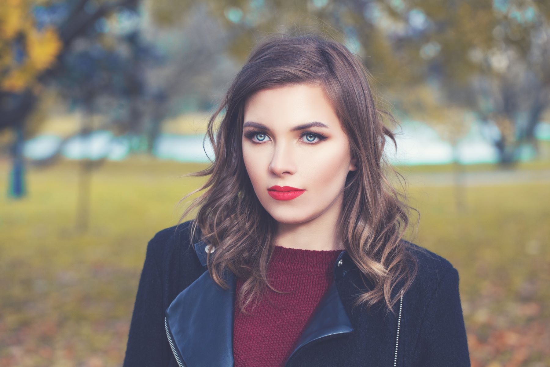 Woman with collarbone-length hair