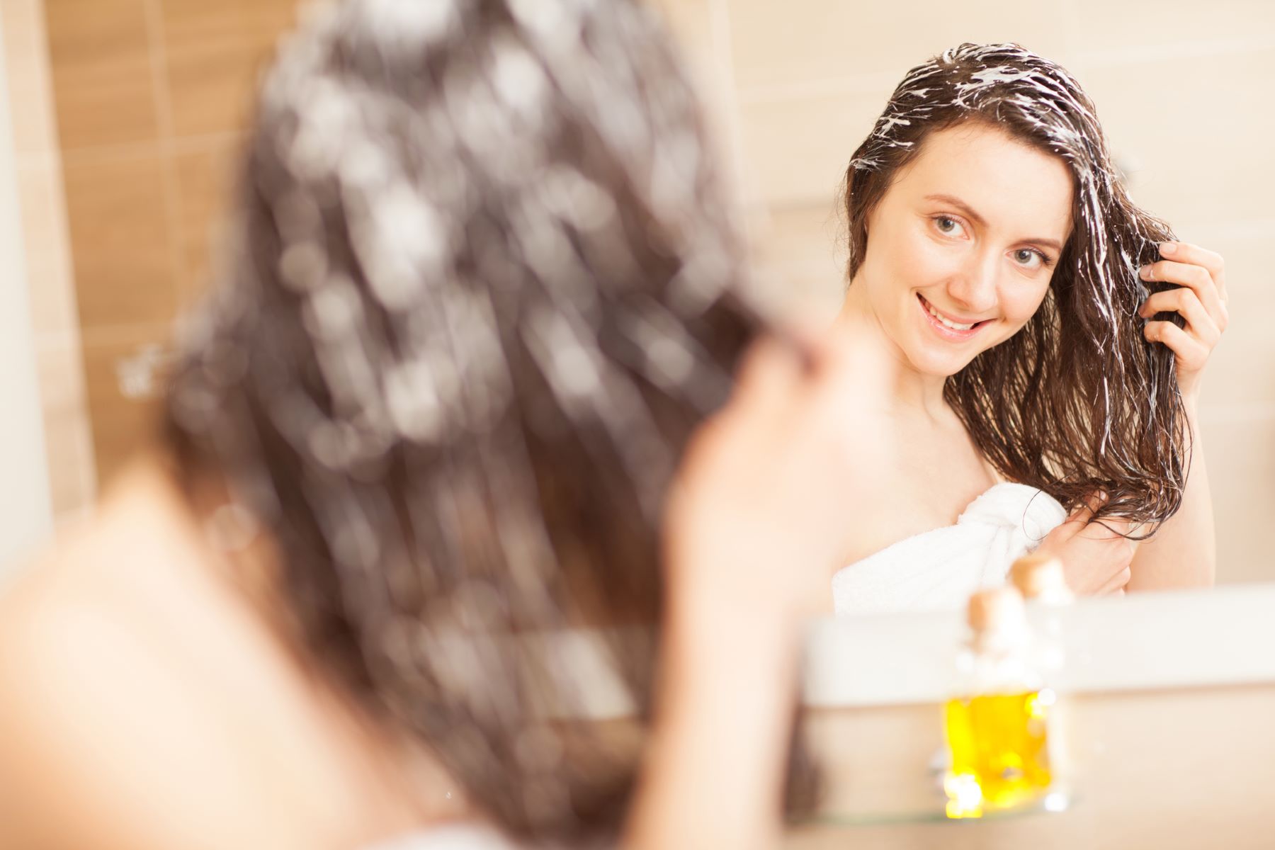 woman getting a hair detox