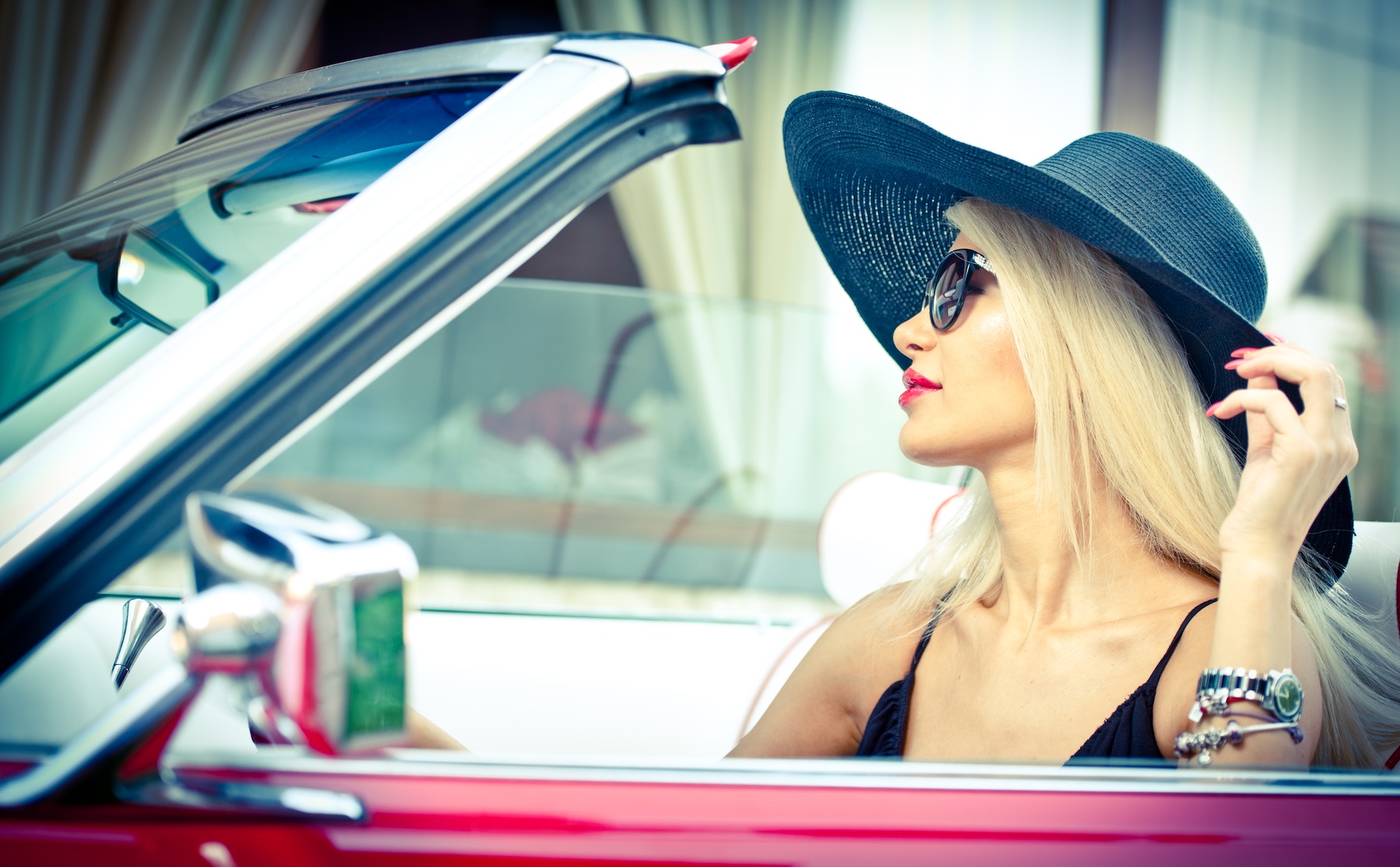 woman wearing sunhat to protect hair