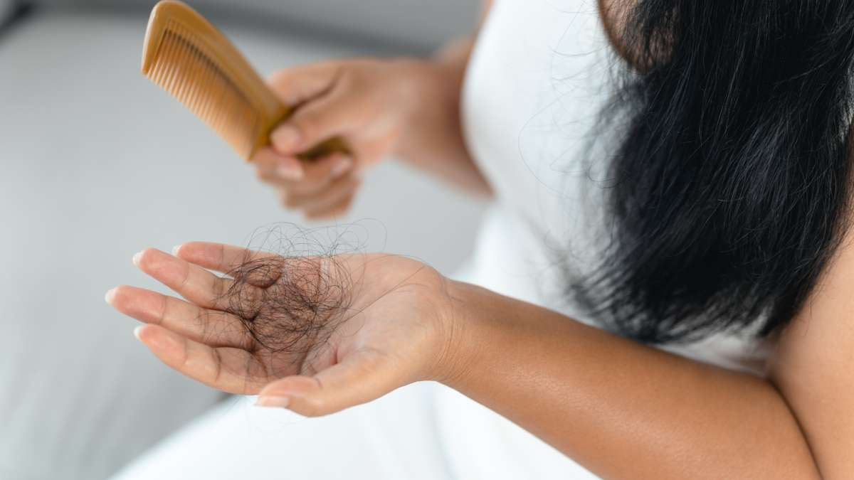 hair shedding in hand